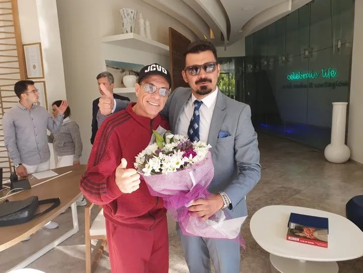 Bodrum’da tatil yapan Jean Claude Van Damme çiçeklerle karşılandı