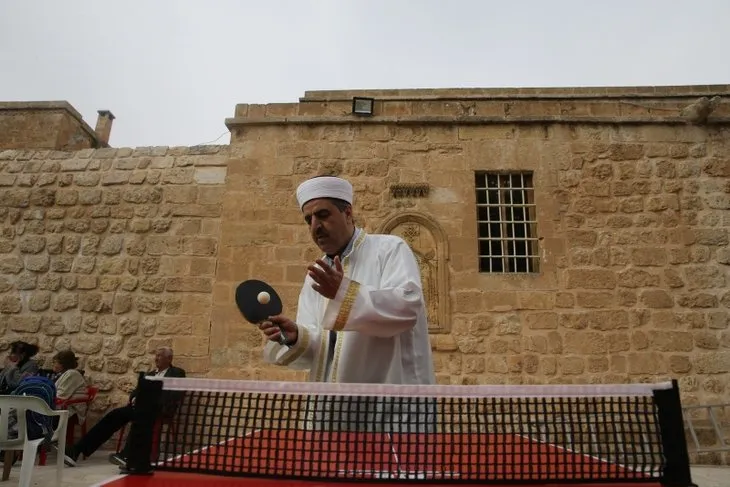 Mardin’de tarihi caminin avlusunda yürekleri ısıtan görüntüler