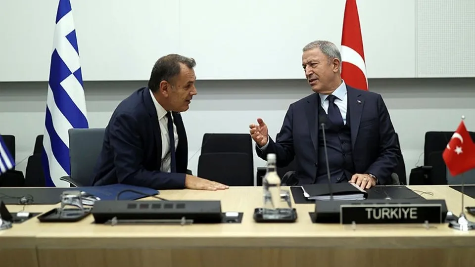 Bakan Hulusi Akar’dan NATO Zirvesinde Yunanistan Savunma Bakanı Nikolaos Panagiotopoulos’a yüzme dersi