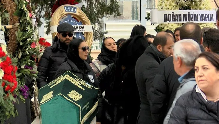 Serdar Ortaç’ın zor anları! Kardeşi Serkan Ortaç’ın cenazesinde ayakta duramadı