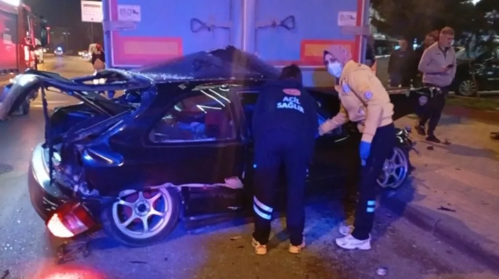 Otomobil TIR'ın altına girdi