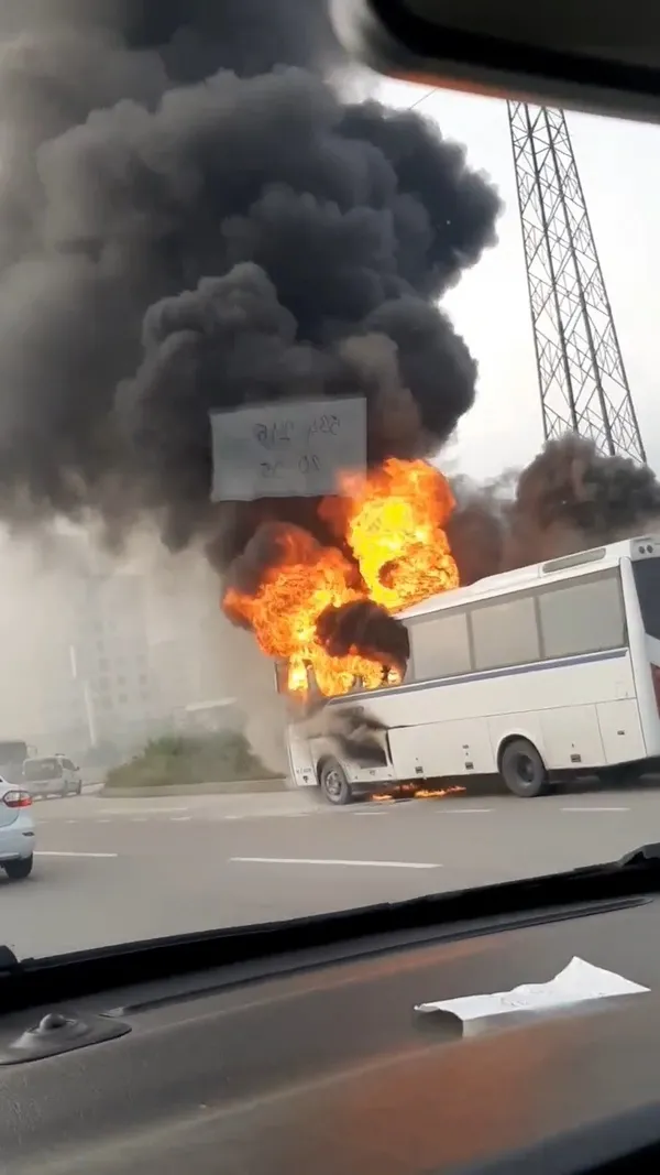 1685951633626.jpg Bursa'da işçileri taşıyan servis aracı alev alev yandı! Dumanlar şehrin farklı noktalarından görüldü - 2