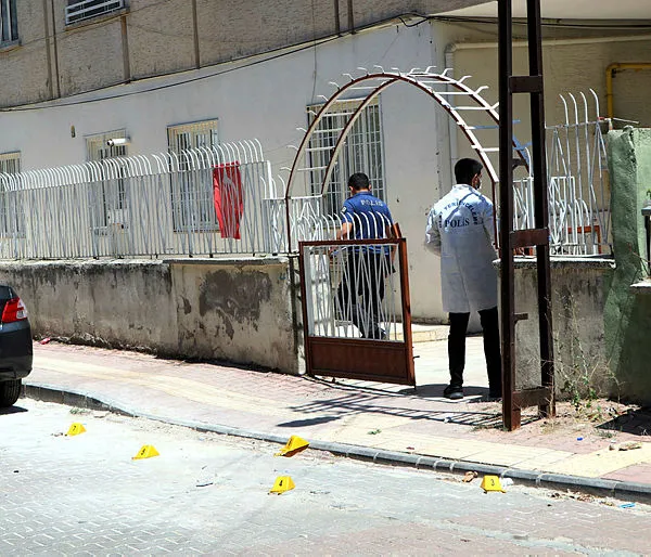 Ev sahibi ile kiracının tartışmasında silahlar konuştu: 2 yaralı - 5