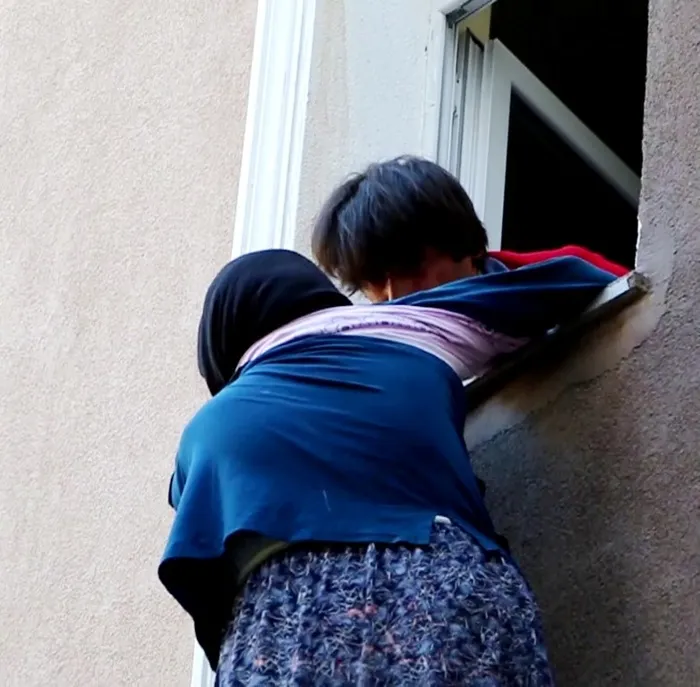 Erzurum'da korku dolu anlar! Pencereden atlamak isteyen annesini son anda yakaladı - 2