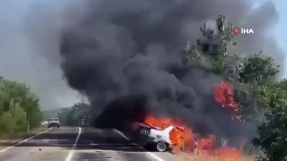 Kaza yapan otomobil alev topuna döndü
