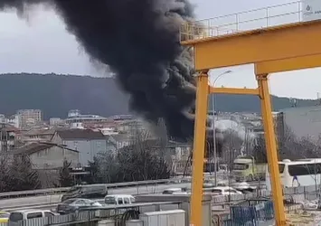 Sultanbeyli’deki iş yerinde yangın! Alevler kontrol altında