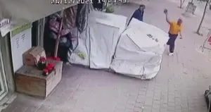 Dövüp bıçaklayan kocaya linç!