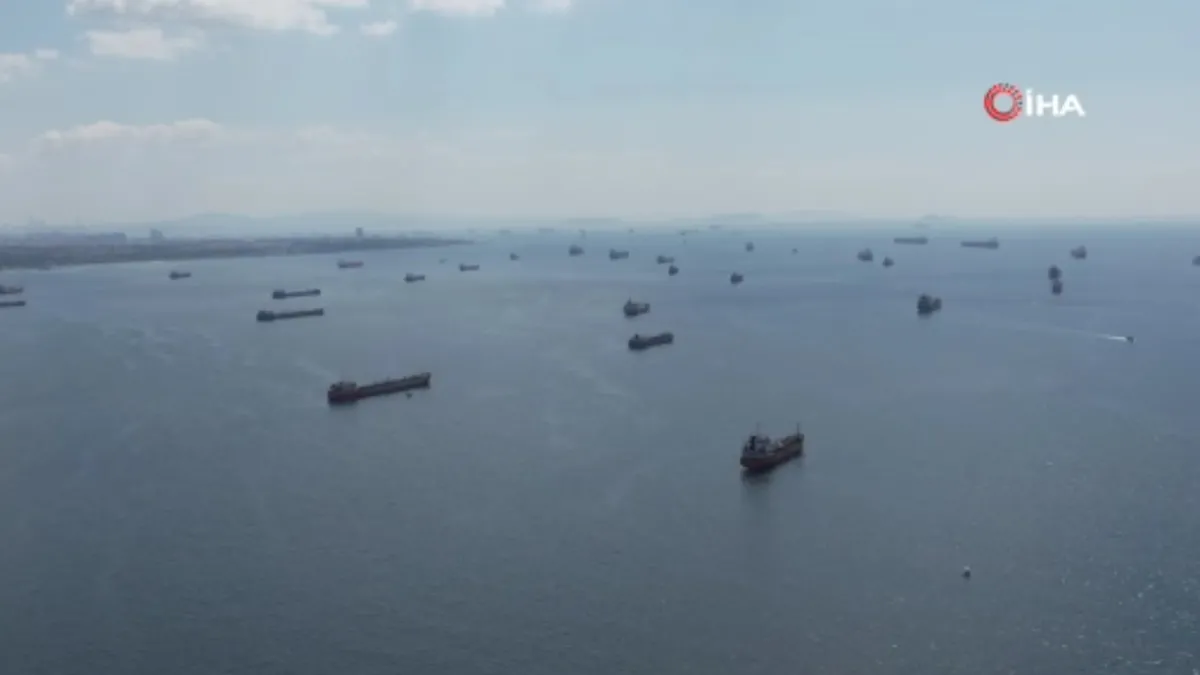 Marmara Denizi'nde gemi yoğunluğu dikkat çekti! Avcılar açıklarında tanker ve yük gemileri havadan görüntülendi