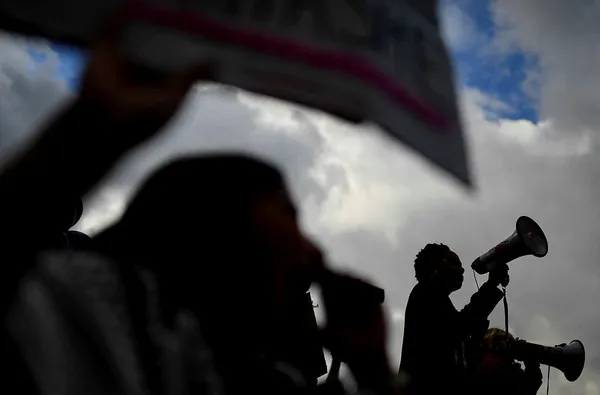 1668885397267.jpg Sarı yelekliler yine sokaklarda! Paris sokaklarında çöp bidonlarını ateşe verdiler - 2