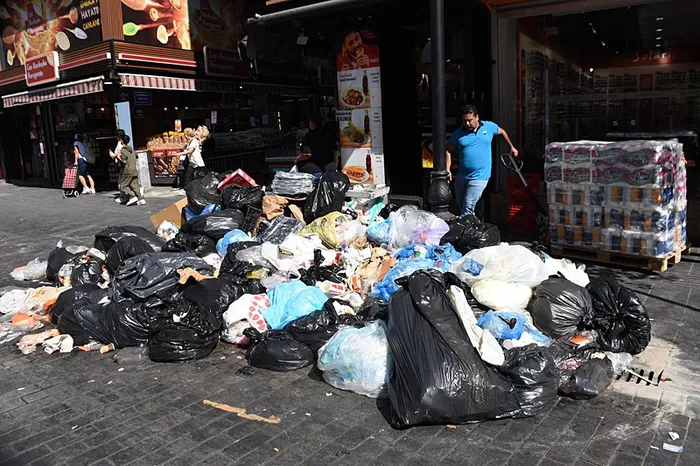 1758796393679.jpeg İzmir'de vatandaşlar çöp dağlarına isyan etti