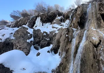 Erzincan Girlevik'te kar; merkezde bahar