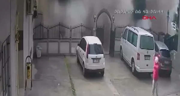 1675884285196.jpg Depreme ilişkin yeni görüntü! Bir anda tuzla buz oldu! Caddeden geçen otomobiller binanın altında kaldı... - 4