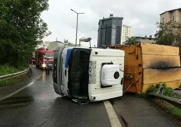 İSKİ'ye ait kamyon virajı alamadı yan yattı! Yer: Kartal