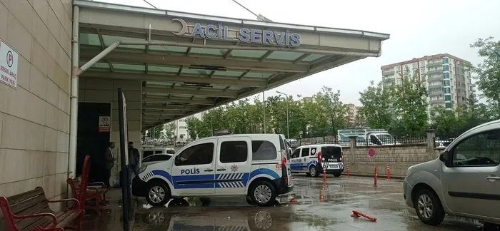 siirtte-ogrencilerin-bicakli-kavgasinda-kan-akti-1i-agir-3-yarali-1715084443696.jpeg Siirt'te öğrencilerin bıçaklı kavgasında kan aktı: 1'i ağır 3 yaralı - 2
