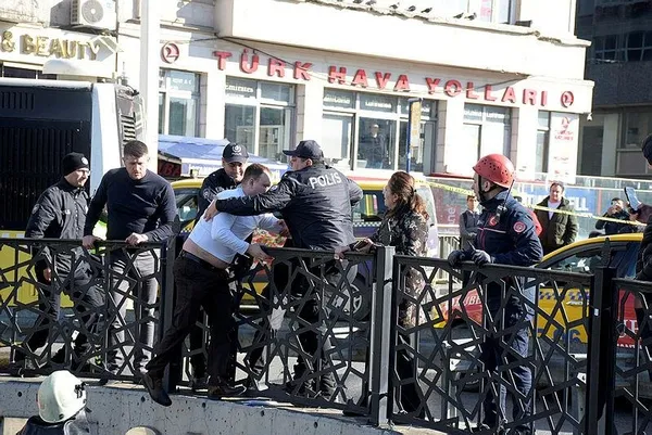 1680944828746.jpeg Taksim'de ilginç olay! Ukraynalı eski polisten "savaşı durdurun" sloganıyla intihar girişimi - 1
