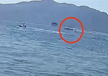 Denizdeki sürat motoru tekneye çarptı! Ölü ve yaralılar var