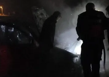 Seyir halindeki araç alev topuna döndü! Kullanılamaz hale geldi