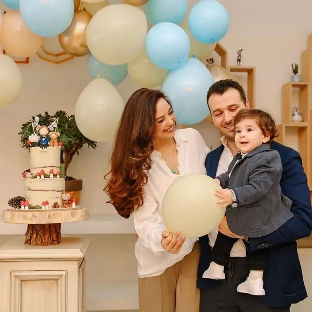 Azra Akın ve Atakan Koru oğullarının birinci yaş gününü partiyle kutladı