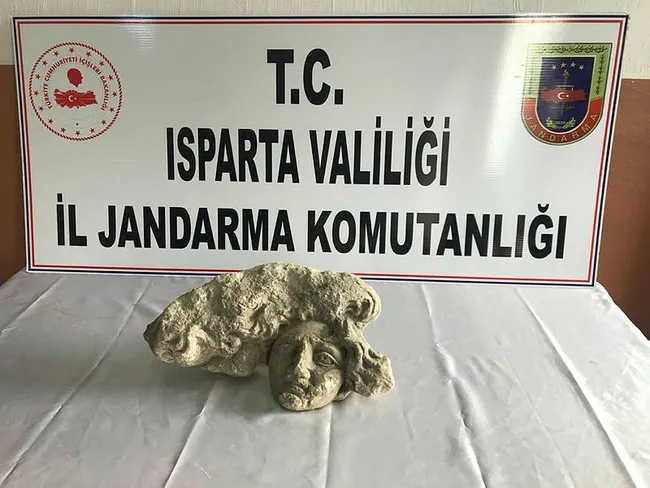 Isparta’da tarihi eser operasyonunda Medusa başı heykeli ele geçirildi