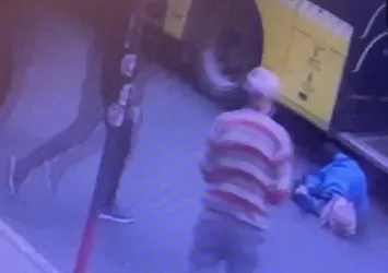 Ne olduğunu anlayamadı! Otobüsten inmek isteyen kadın yere düştü