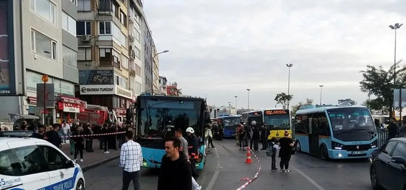 Kadıköy'de yolda çökme: Otobüs mahsur kaldı