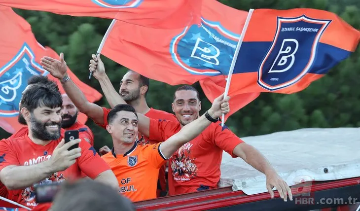 Medipol Başakşehir şampiyonluğunu kutladı! Renkli kareler...