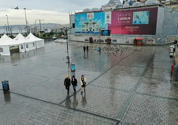 Avrupalı gazetecilerden Türkiye'ye koronavirüsle mücadele övgüsü! Türkiye güvenilir ülke