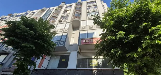 Yolda yürüyen kadının başına beton parçaları düştü! O anlar kameralara yansıdı