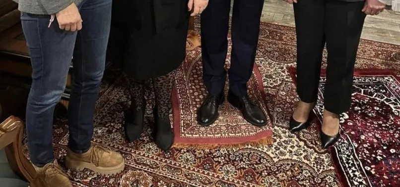 Kemal Kılıçdaroğlu ayakkabılarıyla seccadenin üzerinde poz verdi! Sosyal medyadan tepki yağdı! Kendisini bakın nasıl savundu