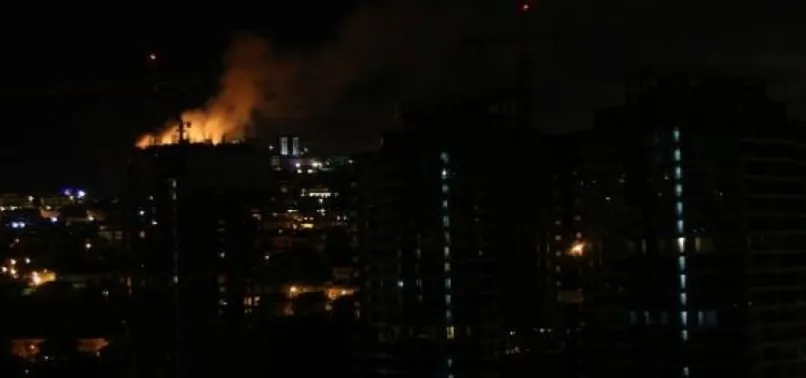 33 katlı binanın çatısı alev alev yandı