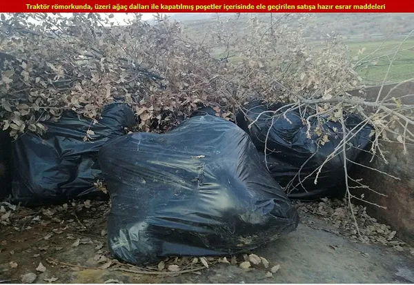 Diyarbakır’da traktörde ağaç dalları arasına gizlenmiş esrar bulundu