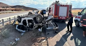 Çorum’da feci kaza! Bariyerlere çarptı takla attı