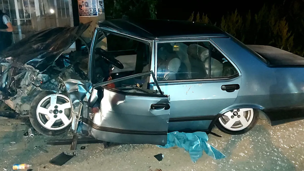 Isparta'da iki otomobil kafa kafaya çarpıştı: 4 kişi ağır yaralandı