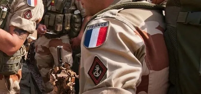 Fransa Senegal’deki askeri yerleşkelerini teslim ediyor!