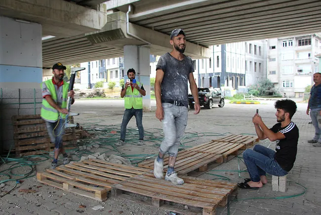 Trabzon’da inşaat işçileri defile yaptı! Sosyal medyada 2 günde 5 milyon izlendi - 1