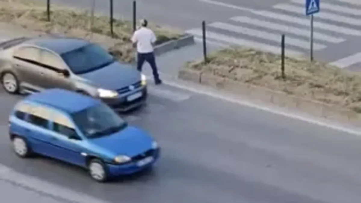 Yaya geçidinde defalarca karşıya geçip geri döndü