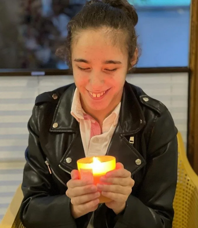 Ceyda Düvenci’nin paylaşımı duygulandırdı! Melisa annesi için şarkı söyledi! Bir tek annem olsun...