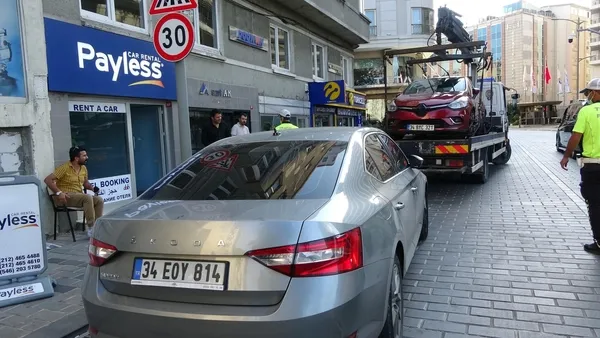 taksimde-turistlerden-rezil-hareket-ehliyetsiz-yakalandilar-once-polislerin-fotograflarini-cekti-sonra-rusvet-1656660363011.jpg Taksim’de turistlerden rezil hareket! Ehliyetsiz yakalandılar: Önce polislerin fotoğraflarını çekti, sonra rüşvet teklif etti - 4