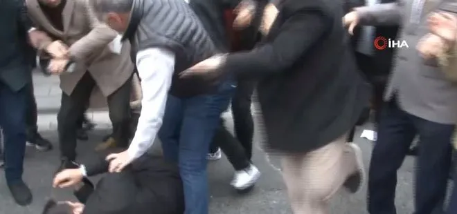 A Haber Muhabiri Ahmet Nazif Vural’a saldırı! Büyükçekmece Belediyesi önünde toplanan kalabalık darp etti! Yüzüne tekme attılar...