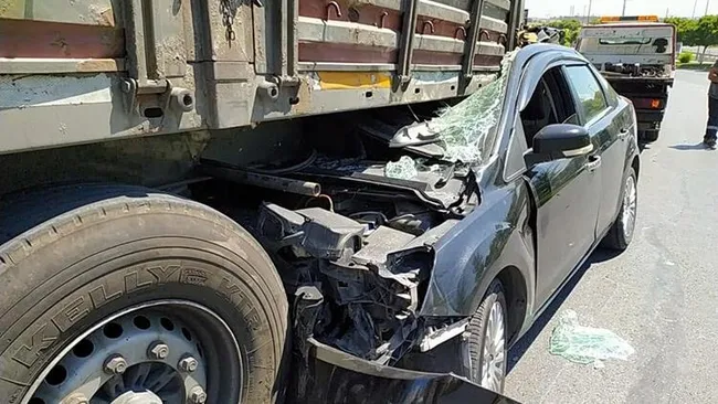 İstanbul’da otomobil TIR’ın altına girdi! Mucize kurtuluş - 2