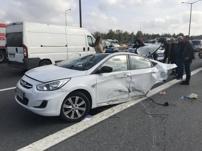 İstanbul'da feci kaza! TEM'de, otomobil ikiye bölündü - 1