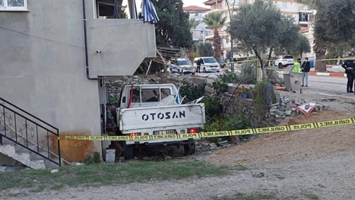 Denizli'de dehşet! Kamyonet bahçeye daldı: Ölü ve yaralı var