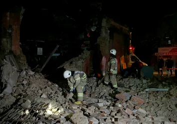 Beyoğlu'nda metruk yapı büyük gürültüyle çöktü