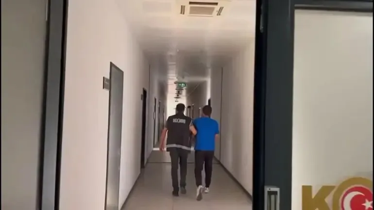 fenerbahce-otobusune-saldiri-sorusturmasinda-yeni-gelisme-5-supheliye-yonelik-operasyon-gerceklestirildi-1786433869313.jpeg Şüphelilere ait adreslerde de arama yapıldı. (Fotoğraf: DHA)