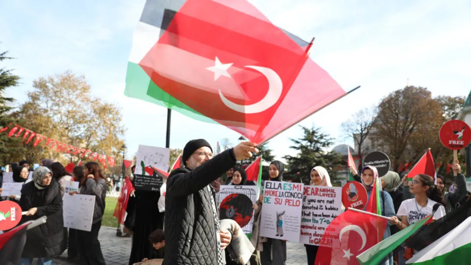 Yağmura rağmen bir aradalar! İstanbul'da kadınların Filistin'e destek için başlattığı oturma eylemi 13. gününde!