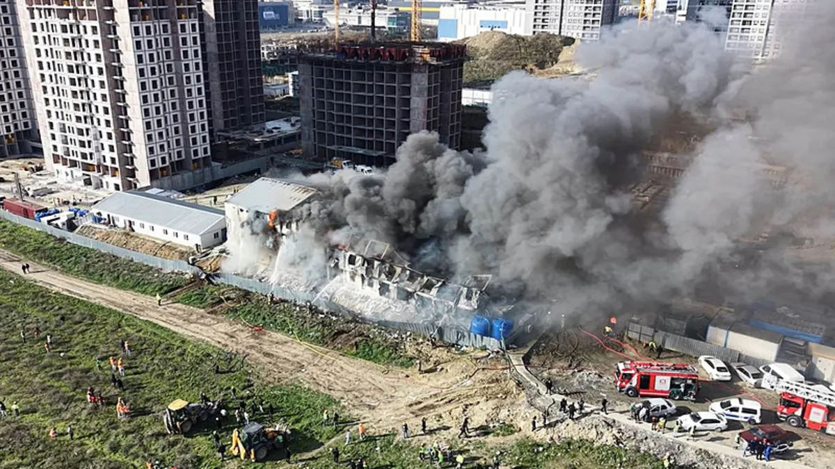Esenyurt'ta şantiyedeki konteynerde yangın: 1 yaralı
