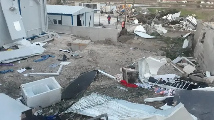 Son dakika: İzmir'de görülmemiş felaket! Hortum araçları 10 metre havaya kaldırıp binaların üzerinden savurdu