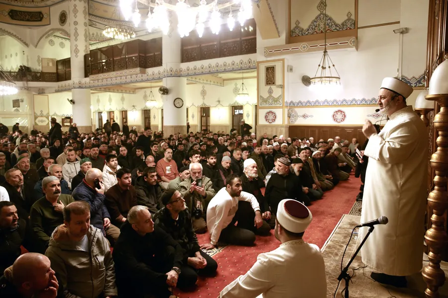 kadir-gecesinde-eller-semaya-acildi-milyonlar-huzurda-bulustu-1773687510185.jpg Kadir Gecesi'nde eller semaya açıldı: Milyonlar huzurda buluştu - 11