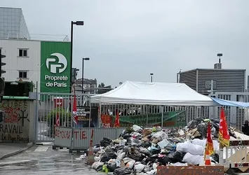 Paris'te 'çöp' krizi!