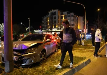 Kırmızı ışıkta bekleyen araca çarpan otomobilde 2 kişi yaralandı
